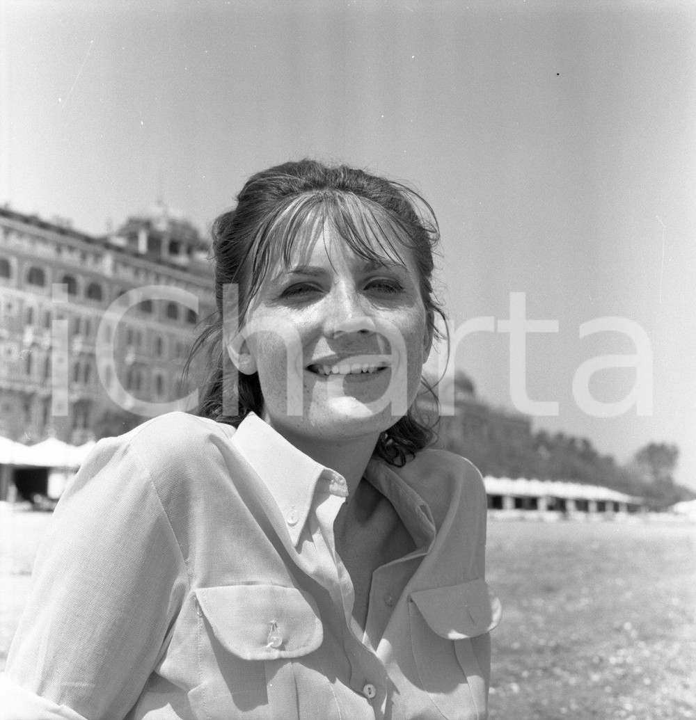 1967 VENEZIA Sandie SHAW in spiaggia al Lido DIAPOSITIVA ORIGINALE 4 Negativo originale in bianco e nero, in formato cm 6 x 6.Per i diritti rivolgersi a ICharta.ICharta mette in vendita, sul negozio eBay e in esclusiva sul sito "icharta" il proprio archivio composto da numerose diapositive e negativi fotografici d'epoca, tutti originali e autentici.Si tratta di uno sguardo inedito sull'attualità, la politica, la vita quotidiana, il gossip e la cultura, che fotografa il cambiamento della nazione (e non solo) tra il 1890 ed il 1990 circa. Un'occasione unica per il mercato del collezionismo, che vede finalmente disponibile un archivio eccezionale per vastità, tematiche e condizioni, in un settore (il negativo fotografico e la diapositiva) di assoluta novità e dalle interessanti prospettive di investimento. CONDIZIONI:FAIR/discretoFORMATO: cm 6 x 6 originale e autentica 1