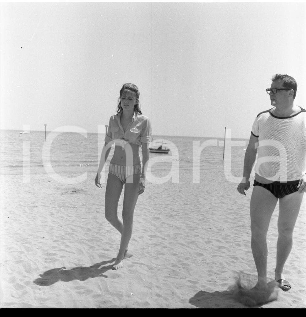 1967 VENEZIA Sandie SHAW in spiaggia al Lido DIAPOSITIVA ORIGINALE 10 Negativo originale in bianco e nero, in formato cm 6 x 6.Per i diritti rivolgersi a ICharta.ICharta mette in vendita, sul negozio eBay e in esclusiva sul sito "icharta" il proprio archivio composto da numerose diapositive e negativi fotografici d'epoca, tutti originali e autentici.Si tratta di uno sguardo inedito sull'attualità, la politica, la vita quotidiana, il gossip e la cultura, che fotografa il cambiamento della nazione (e non solo) tra il 1890 ed il 1990 circa. Un'occasione unica per il mercato del collezionismo, che vede finalmente disponibile un archivio eccezionale per vastità, tematiche e condizioni, in un settore (il negativo fotografico e la diapositiva) di assoluta novità e dalle interessanti prospettive di investimento. CONDIZIONI:FAIR/discretoFORMATO: cm 6 x 6 originale e autentica 1