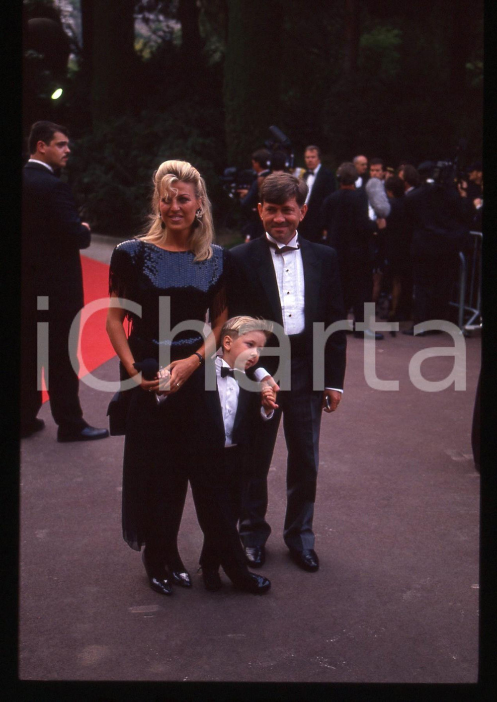 35mm vintage slide* 1994 MONTE CARLO Jordy LEMOINE ai World Music Awards (2)  Diapositiva d'epoca, in formato 35 mm.La diapositiva illustra l'arrivo del cantante Jordy, assieme al padre Claude Lemoine e alla madre Patricia Clerget, ai World Music Awards, tenutisi nel 1994 a Monte Carlo.CONDIZIONI: GOOD   Tutti i diritti riservati.E' severamente vietata la riproduzione. ICharta mette in vendita, sul negozio eBay e in esclusiva sul sito "icharta" il proprio archivio composto da numerose diapositive e negativi fotografici d'epoca, tutti originali e autentici, che attraversano la storia del costume italiano tra gli la fine degli anni Sessanta e Novanta.Si tratta di uno sguardo inedito sull'attualit&agrave;, la politica, la vita quotidiana, il gossip e la cultura, che fotografa il cambiamento della nazione in quest'ultimo scorcio del XX secolo. Un'occasione unica per il mercato del collezionismo, che vede finalmente disponibile un archivio eccezionale per vastit&agrave;, tematiche e condizioni, in un settore (il negativo fotografico e la diapositiva) di assoluta novit&agrave; e dalle interessanti prospettive di investimento.  originale e autentica 1