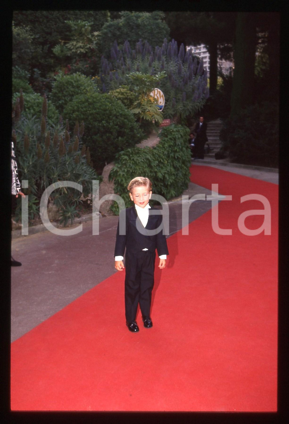35mm vintage slide* 1994 MONTE CARLO Jordy LEMOINE sul red carpet ai WMA (1)  Diapositiva d'epoca, in formato 35 mm.La diapositiva illustra l'arrivo del cantante Jordy ai World Music Awards, tenutisi nel 1994 a Monte Carlo.CONDIZIONI: GOOD   Tutti i diritti riservati.E' severamente vietata la riproduzione. ICharta mette in vendita, sul negozio eBay e in esclusiva sul sito "icharta" il proprio archivio composto da numerose diapositive e negativi fotografici d'epoca, tutti originali e autentici, che attraversano la storia del costume italiano tra gli la fine degli anni Sessanta e Novanta.Si tratta di uno sguardo inedito sull'attualit&agrave;, la politica, la vita quotidiana, il gossip e la cultura, che fotografa il cambiamento della nazione in quest'ultimo scorcio del XX secolo. Un'occasione unica per il mercato del collezionismo, che vede finalmente disponibile un archivio eccezionale per vastit&agrave;, tematiche e condizioni, in un settore (il negativo fotografico e la diapositiva) di assoluta novit&agrave; e dalle interessanti prospettive di investimento.  originale e autentica 1