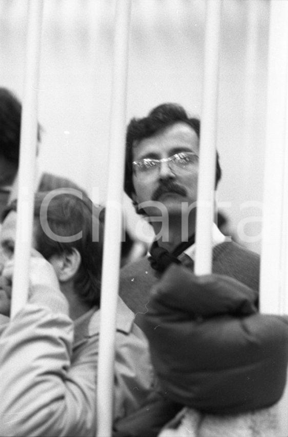 1983 TERRORISMO Processo Prima Linea Gabriele FUGA *NEGATIVO ORIGINALE 2 Negativo originale in bianco e nero, in formato 35mm.Per i diritti rivolgersi a ICharta.ICharta mette in vendita, sul negozio eBay e in esclusiva sul sito "icharta" il proprio archivio composto da numerose diapositive e negativi fotografici d'epoca, tutti originali e autentici.Si tratta di uno sguardo inedito sull'attualità, la politica, la vita quotidiana, il gossip e la cultura, che fotografa il cambiamento della nazione (e non solo) tra il 1890 ed il 1990 circa. Un'occasione unica per il mercato del collezionismo, che vede finalmente disponibile un archivio eccezionale per vastità, tematiche e condizioni, in un settore (il negativo fotografico e la diapositiva) di assoluta novità e dalle interessanti prospettive di investimento. CONDIZIONI:FAIR/discretoFORMATO: 35mm originale e autentica 1