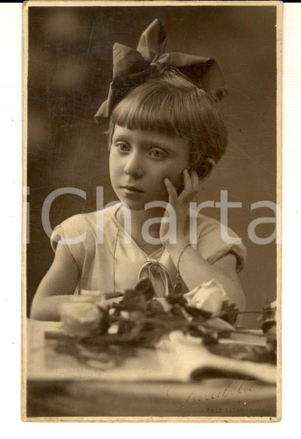 Fotografia d epoca originale 1928 MILANO Ritratto di bambina con una rosa Foto cartolina VINTAGE FARABOLA 1