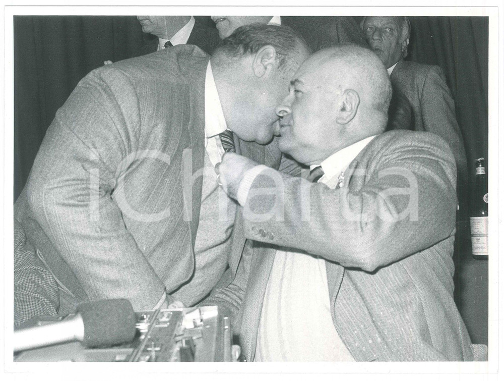 Fotografia d epoca originale 1985 ca ITALIA Tom PONZI e Giorgio PISANÒ a un convegno Foto 24x18 1 1