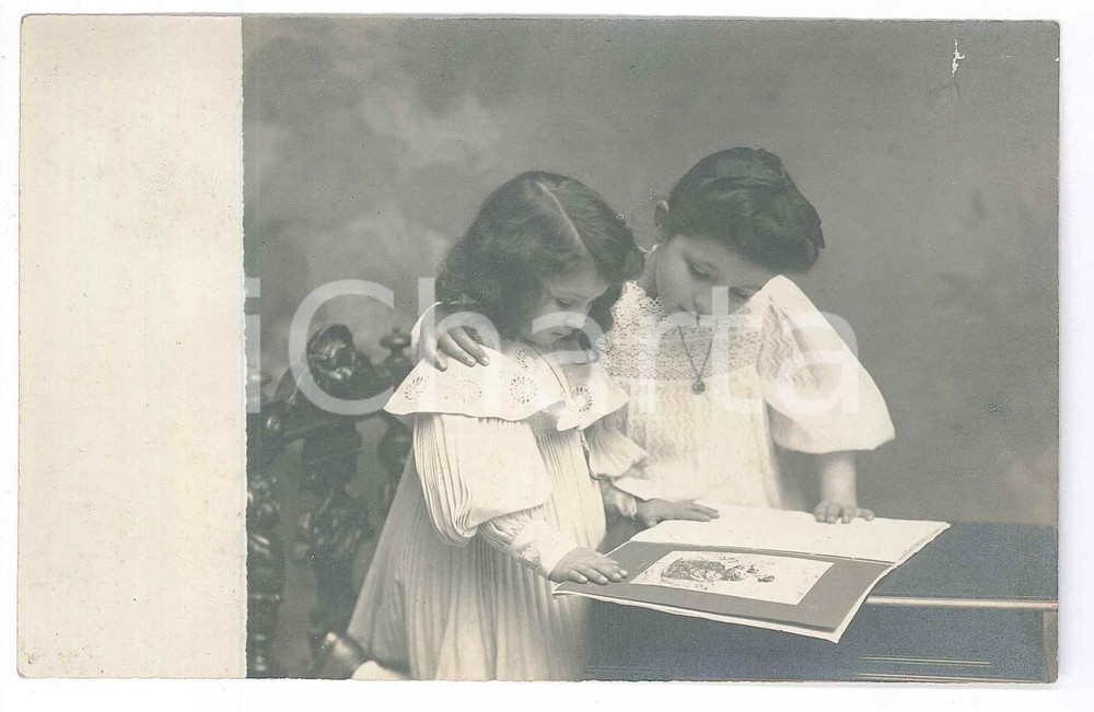 Fotografia d epoca originale 1920 ca ITALIA Sorelle bambine con un album  Ritratto Foto 9x14 1