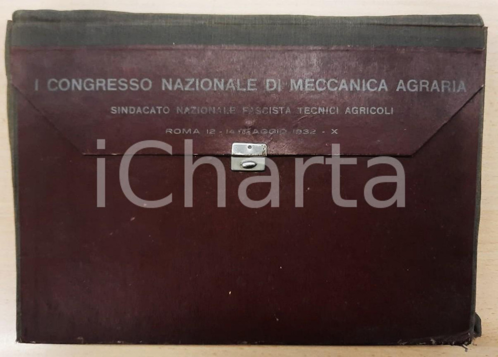 1932 NAPOLI I Congresso Nazionale Meccanica Agraria - Cartella bozze di stampa Cartella originale d'epoca, in cartone rigido con inserti laterali in tela a soffietto, titolo al fronte e chiusura metallica.L'occasione è il Primo Congresso Nazionale della Meccanica Agraria, organizzato dal Sindacato Nazionale Fascista Tecnici Agricoli in occasione del decennale della Marcia su Roma. Contiene le bozze di stampa degli interventi dei congressisti, in 34 fascicoli, cui si aggiunge il fascicolo del regolamento e programma. CONDIZIONI:GOOD/buono le bozze sono in ottime condizioni; la cartella presenta danni agli inserti in tela e rosureFORMATO: 24x33 cm originale e autentica 1