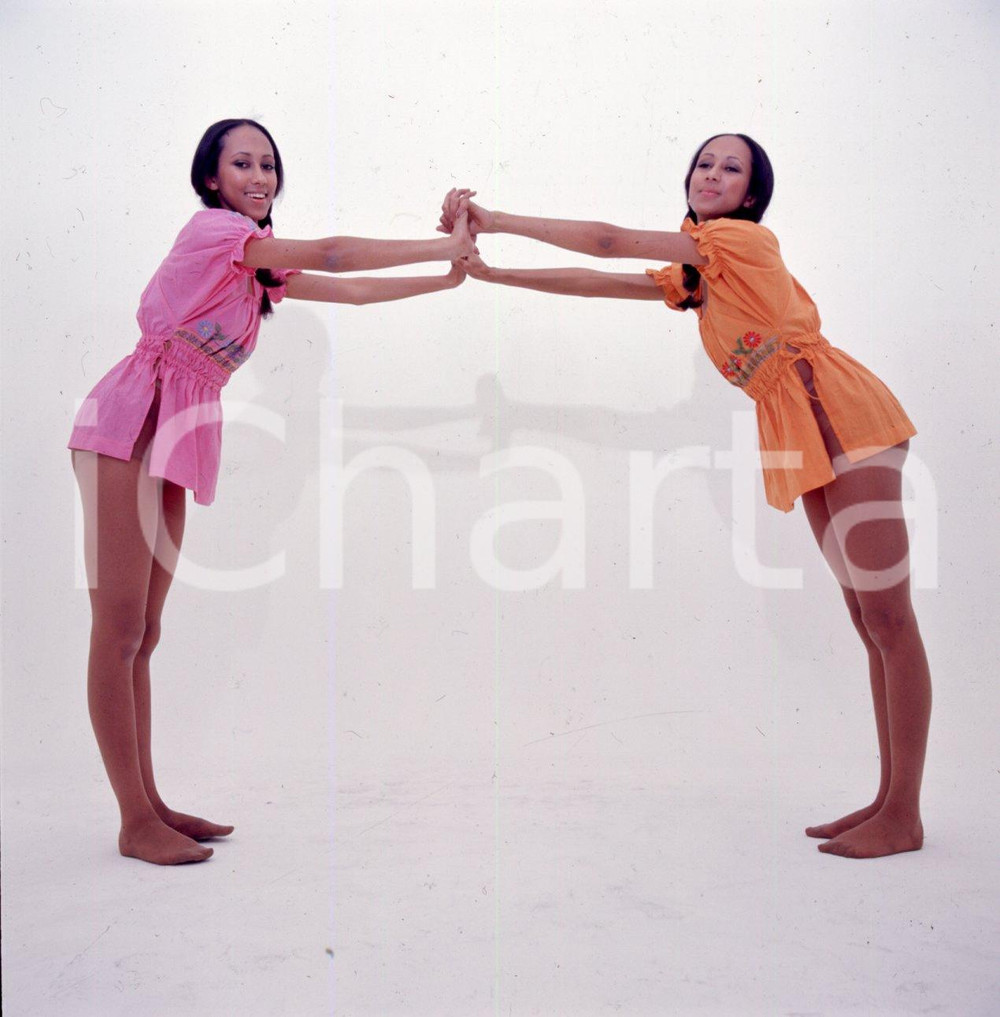 1974 Antonella e Nadia COCCONCELLI photoshoot DIAPOSITIVA ORIGINALE 6 Diapositiva originale a colori su pellicola.Per i diritti rivolgersi a ICharta.ICharta mette in vendita, sul negozio eBay e in esclusiva sul sito "icharta" il proprio archivio composto da numerose diapositive e negativi fotografici d'epoca, tutti originali e autentici.Si tratta di uno sguardo inedito sull'attualità, la politica, la vita quotidiana, il gossip e la cultura, che fotografa il cambiamento della nazione (e non solo) tra il 1890 ed il 1990 circa. Un'occasione unica per il mercato del collezionismo, che vede finalmente disponibile un archivio eccezionale per vastità, tematiche e condizioni, in un settore (il negativo fotografico e la diapositiva) di assoluta novità e dalle interessanti prospettive di investimento. CONDIZIONI:FAIR/discretoFORMATO: cm 6 x 6 originale e autentica 1