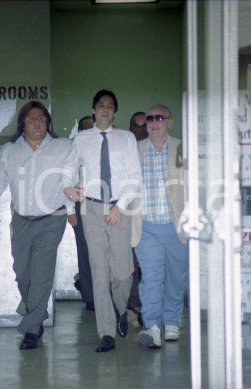 1990 LOS ANGELES COUNTY JAIL Marlon BRANDO Christian and Miko NEGATIVO ORIGINALE Negativo originale a colori, in formato 35mm.Per i diritti rivolgersi a ICharta.ICharta mette in vendita, sul negozio eBay e in esclusiva sul sito "icharta" il proprio archivio composto da numerose diapositive e negativi fotografici d'epoca, tutti originali e autentici.Si tratta di uno sguardo inedito sull'attualità, la politica, la vita quotidiana, il gossip e la cultura, che fotografa il cambiamento della nazione (e non solo) tra il 1890 ed il 1990 circa. Un'occasione unica per il mercato del collezionismo, che vede finalmente disponibile un archivio eccezionale per vastità, tematiche e condizioni, in un settore (il negativo fotografico e la diapositiva) di assoluta novità e dalle interessanti prospettive di investimento. CONDIZIONI:FAIR/discretoFORMATO: 35mm originale e autentica 1