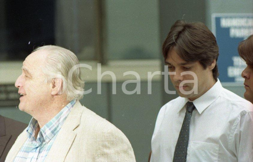 1990 LOS ANGELES COUNTY JAIL Marlon BRANDO with Christian NEGATIVO ORIGIN. Negativo originale a colori, in formato 35mm.Per i diritti rivolgersi a ICharta.ICharta mette in vendita, sul negozio eBay e in esclusiva sul sito "icharta" il proprio archivio composto da numerose diapositive e negativi fotografici d'epoca, tutti originali e autentici.Si tratta di uno sguardo inedito sull'attualità, la politica, la vita quotidiana, il gossip e la cultura, che fotografa il cambiamento della nazione (e non solo) tra il 1890 ed il 1990 circa. Un'occasione unica per il mercato del collezionismo, che vede finalmente disponibile un archivio eccezionale per vastità, tematiche e condizioni, in un settore (il negativo fotografico e la diapositiva) di assoluta novità e dalle interessanti prospettive di investimento. CONDIZIONI:FAIR/discretoFORMATO: 35mm originale e autentica 1