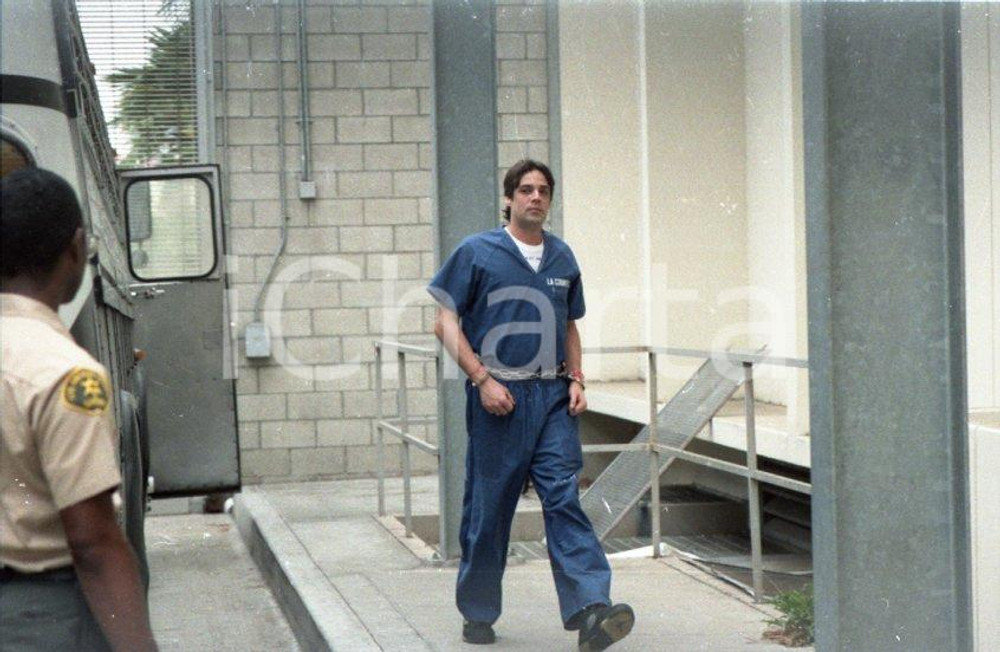 1990 LOS ANGELES Christian BRANDO in prison NEGATIVO ORIGINALE 2 Negativo originale a colori, in formato 35mm.Per i diritti rivolgersi a ICharta.ICharta mette in vendita, sul negozio eBay e in esclusiva sul sito "icharta" il proprio archivio composto da numerose diapositive e negativi fotografici d'epoca, tutti originali e autentici.Si tratta di uno sguardo inedito sull'attualità, la politica, la vita quotidiana, il gossip e la cultura, che fotografa il cambiamento della nazione (e non solo) tra il 1890 ed il 1990 circa. Un'occasione unica per il mercato del collezionismo, che vede finalmente disponibile un archivio eccezionale per vastità, tematiche e condizioni, in un settore (il negativo fotografico e la diapositiva) di assoluta novità e dalle interessanti prospettive di investimento. CONDIZIONI:FAIR/discretoFORMATO: 35mm originale e autentica 1