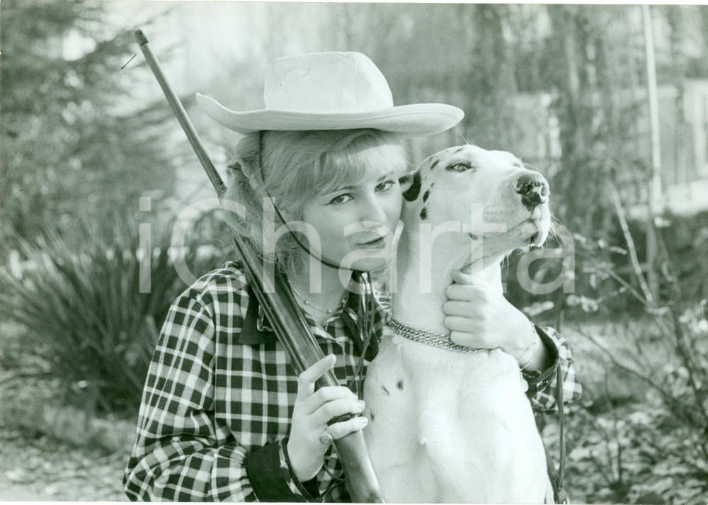 Fotografia d epoca originale 1965 ca USA Mannequin PEGGY in abiti country con fucile da caccia Fotografia 1
