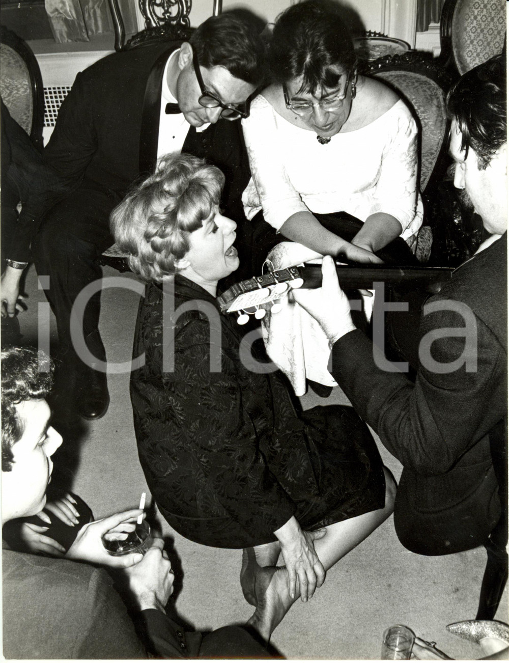 Fotografia d epoca originale 1965 ca LOS ANGELES Shelley WINTERS canta con Theodore BIKEL e amici Fotografia 1