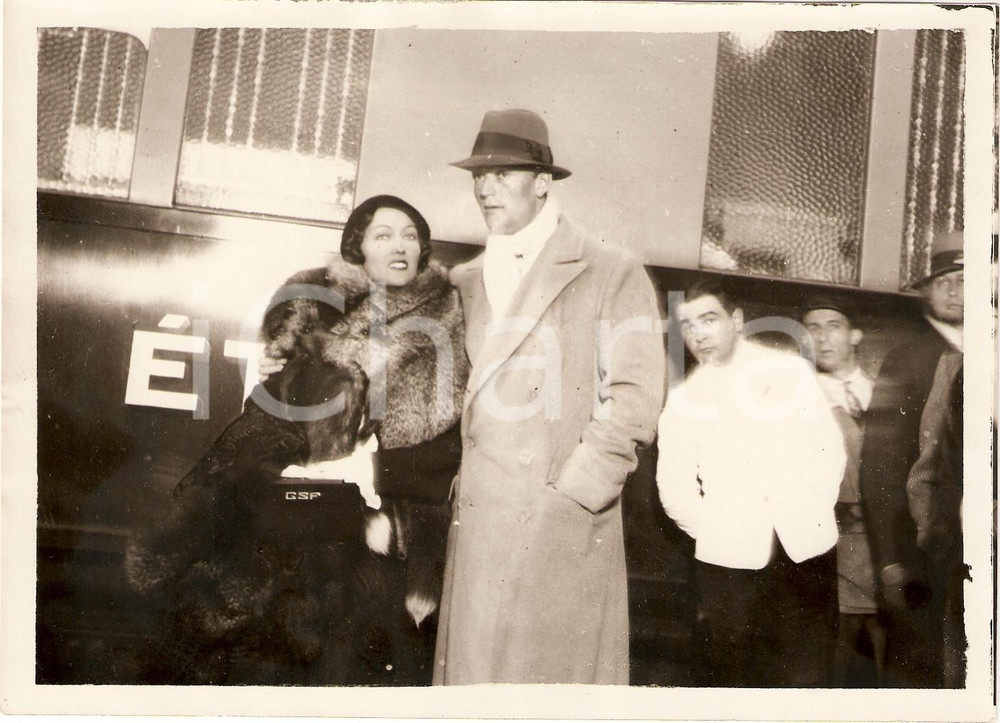 Fotografia d epoca originale 1930 ca PARIS Gloria SWANSON e Michael FARMER alla Gare SAINTLAZARE Fotografia 1
