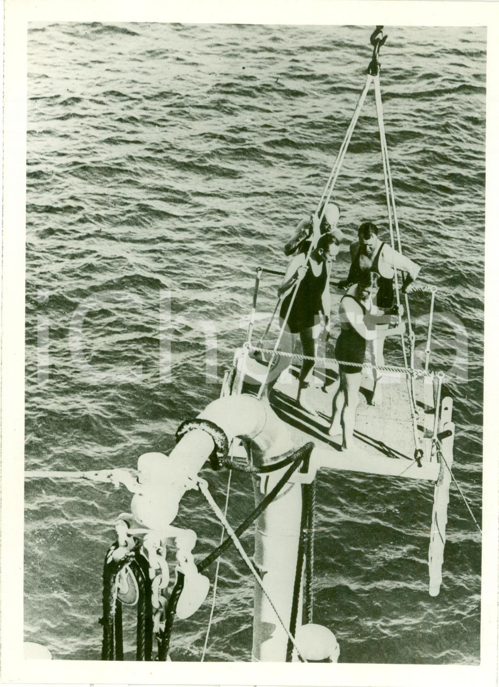 Fotografia d epoca originale 1934 PORTSAID EGITTO Duca GLOUCESTER si tuffa piattaforma incrociatore SUSSEX 1