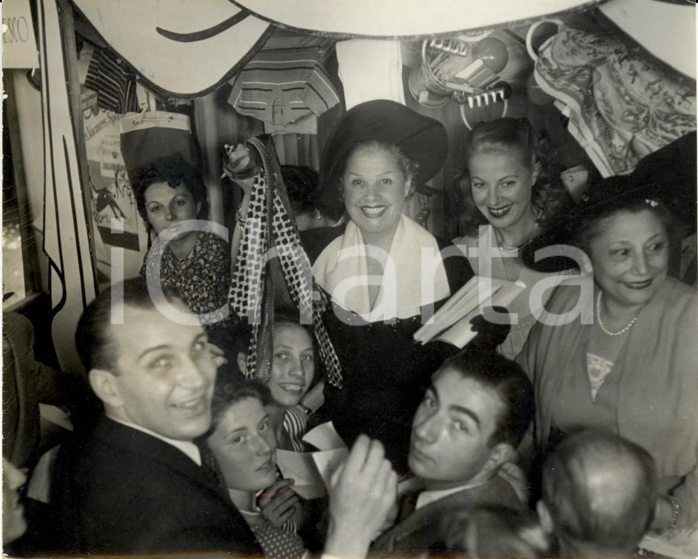 Fotografia d epoca originale 1949 PARIS TUILERIES Elvire POPESCO vende cravatte  Kermesse aux ETOILES 1