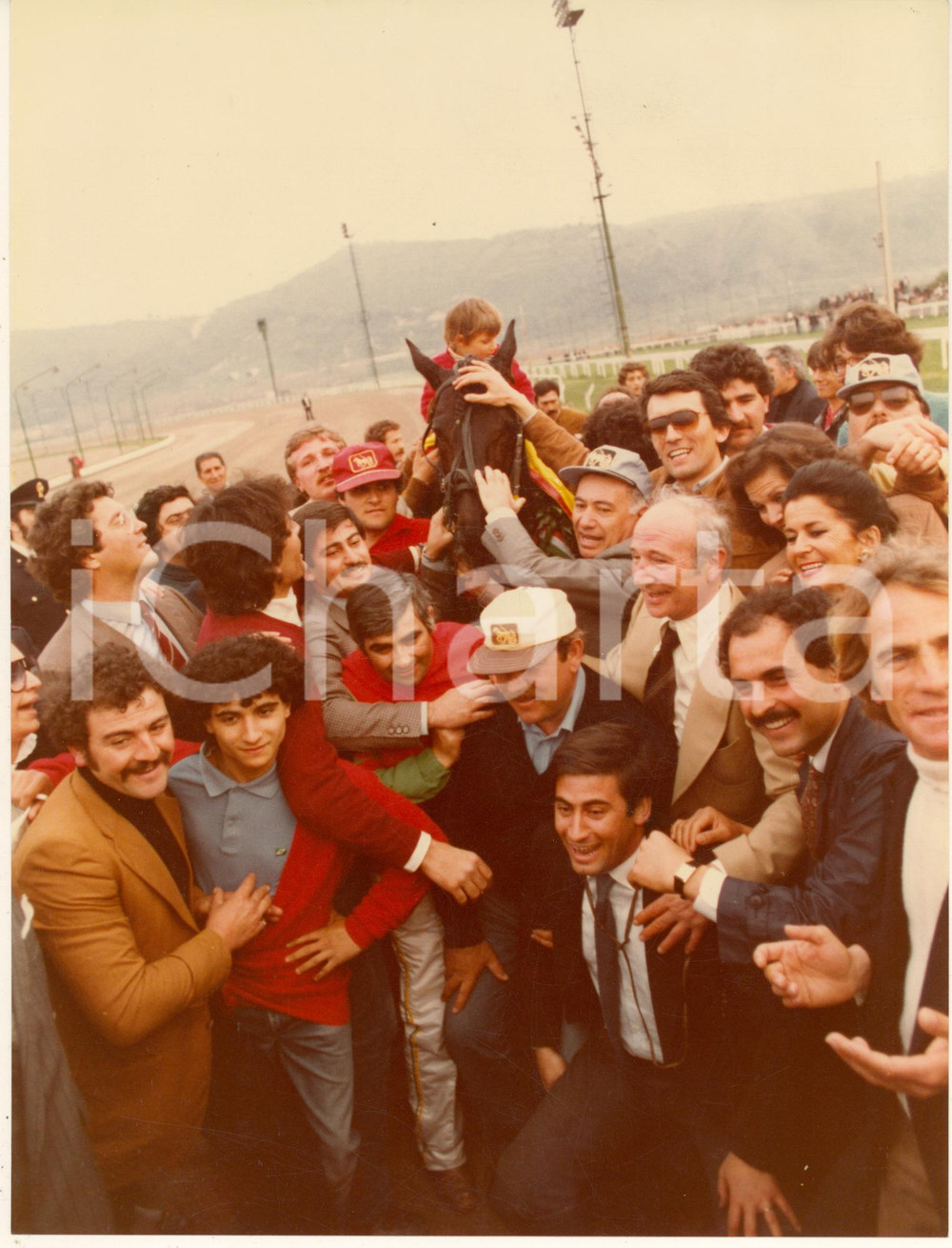 1981 IPPICA Gran Premio Lotteria AGNANO - Vincitore CONTINGENT FEE *Foto Fotografia originale d'epoca con didascalia al verso. CONDIZIONI:GOOD/buono lieve piegaturaFORMATO: 20x25 cm originale e autentica 1