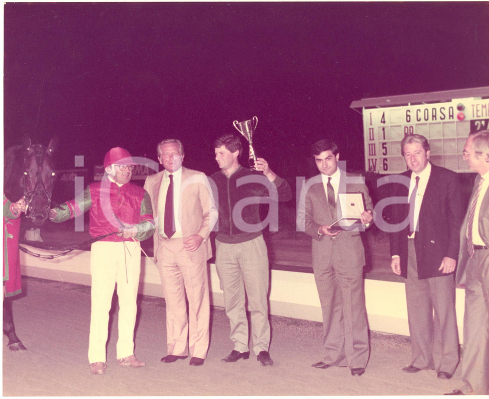 1984 IPPICA VINOVO (TO) Gran Premio MARANGONI - Vincitore DARIF EFFE *Foto Fotografia originale d'epoca con didascalia al verso, che mostra la cerimonia di premiazione all'ippodromo di Vinovo.E' presente il fantino Giancarlo Baldi con il cavallo vincitore Darif Effe. CONDIZIONI:GOOD/buonoFORMATO: 25x20 cm originale e autentica 1