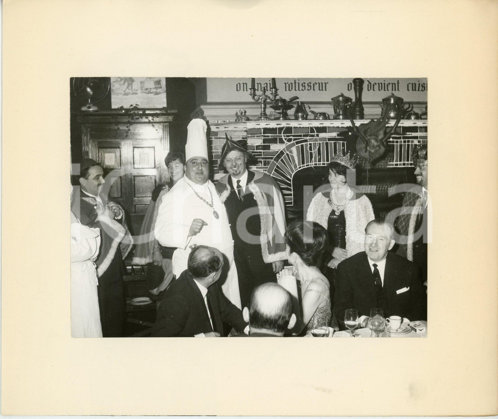 1970 ca PARIS - TABLE DU ROY Chef Georges - Passepartout avec photo Fotografia d'epoca con passepartout.  CONDIZIONI:POOR/danneggiato Bruniture al passepartoutFORMATO: 25x21 cm originale e autentica 1