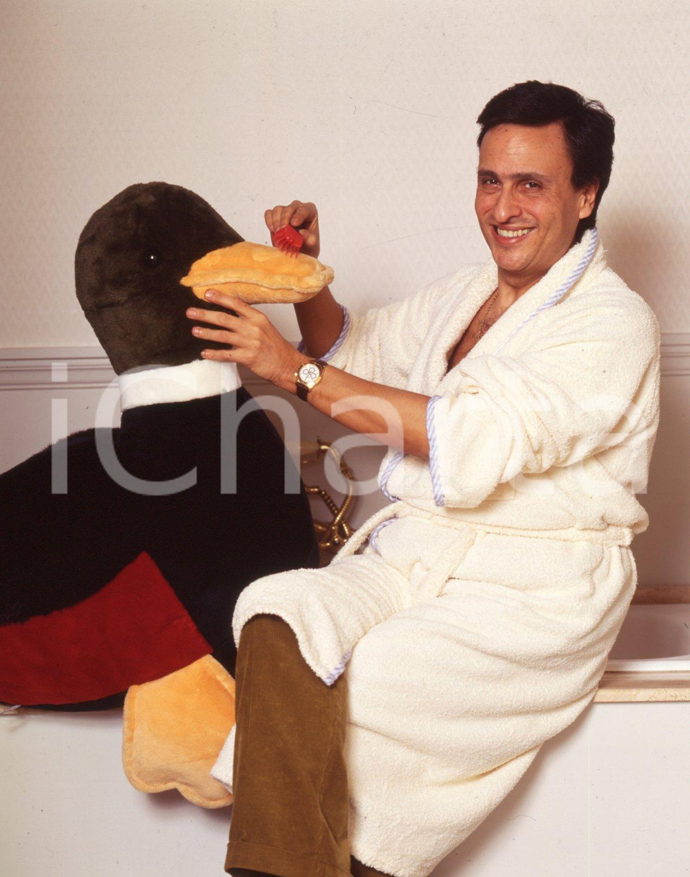 1990ca ROMA Gigi SABANI photoshoot DIAPOSITIVA ORIGINALE 3 Diapositiva originale a colori su pellicola.Per i diritti rivolgersi a ICharta.ICharta mette in vendita, sul negozio eBay e in esclusiva sul sito "icharta" il proprio archivio composto da numerose diapositive e negativi fotografici d'epoca, tutti originali e autentici.Si tratta di uno sguardo inedito sull'attualità, la politica, la vita quotidiana, il gossip e la cultura, che fotografa il cambiamento della nazione (e non solo) tra il 1890 ed il 1990 circa. Un'occasione unica per il mercato del collezionismo, che vede finalmente disponibile un archivio eccezionale per vastità, tematiche e condizioni, in un settore (il negativo fotografico e la diapositiva) di assoluta novità e dalle interessanti prospettive di investimento. CONDIZIONI:FAIR/discretoFORMATO: cm 6 x 7 originale e autentica 1