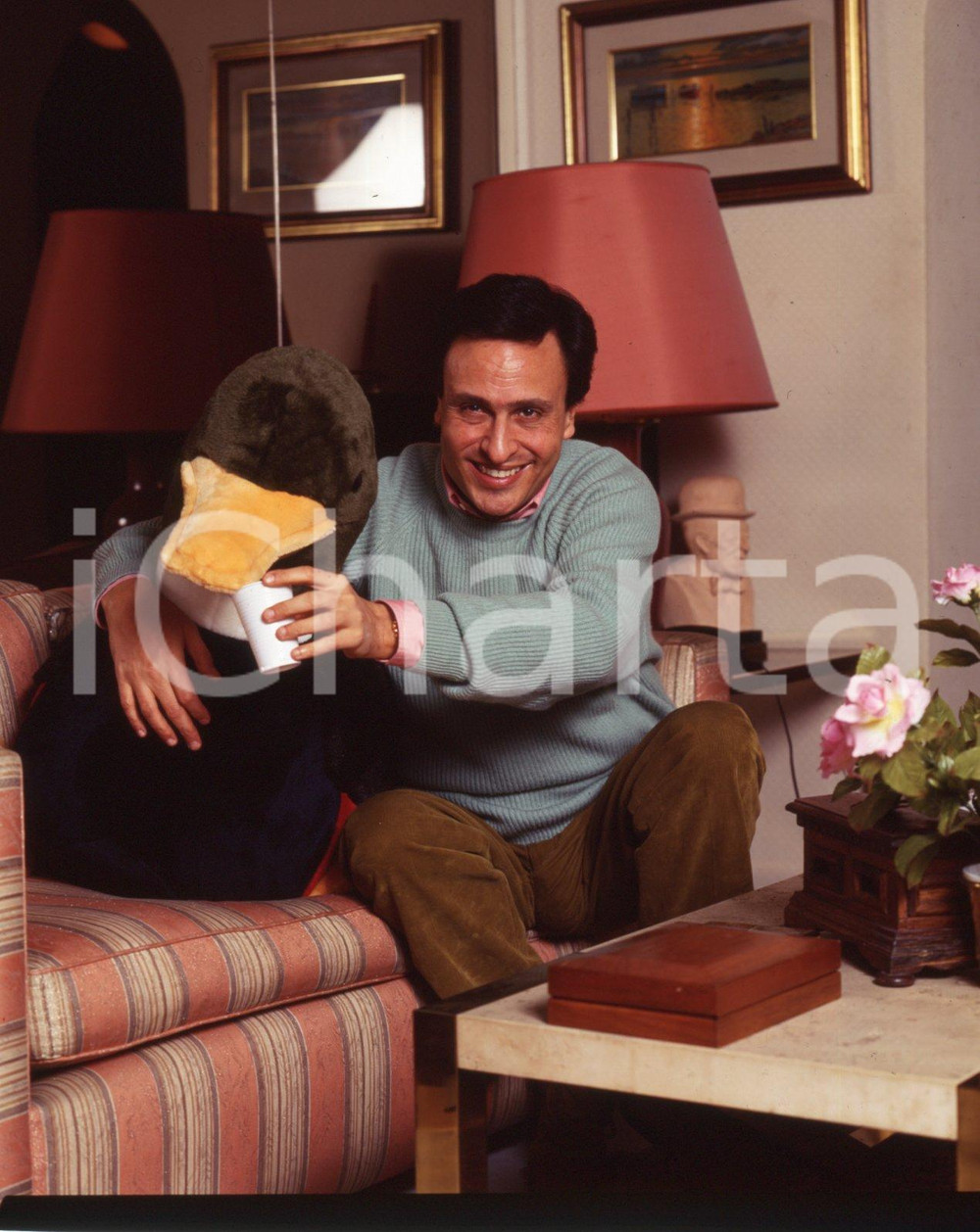 1990ca ROMA Gigi SABANI photoshoot DIAPOSITIVA ORIGINALE 4 Diapositiva originale a colori su pellicola.Per i diritti rivolgersi a ICharta.ICharta mette in vendita, sul negozio eBay e in esclusiva sul sito "icharta" il proprio archivio composto da numerose diapositive e negativi fotografici d'epoca, tutti originali e autentici.Si tratta di uno sguardo inedito sull'attualità, la politica, la vita quotidiana, il gossip e la cultura, che fotografa il cambiamento della nazione (e non solo) tra il 1890 ed il 1990 circa. Un'occasione unica per il mercato del collezionismo, che vede finalmente disponibile un archivio eccezionale per vastità, tematiche e condizioni, in un settore (il negativo fotografico e la diapositiva) di assoluta novità e dalle interessanti prospettive di investimento. CONDIZIONI:FAIR/discretoFORMATO: cm 6 x 7 originale e autentica 1