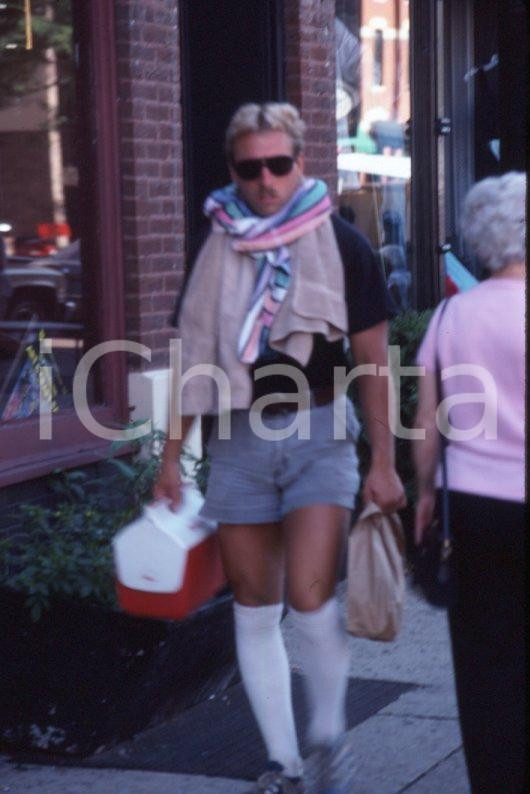 1987 Lee BALTERMAN Summer scenes in CHICAGO *35mm vintage slide 14 Diapositiva originale a colori, in formato 35 mm.Per i diritti rivolgersi a ICharta.ICharta mette in vendita, sul negozio eBay e in esclusiva sul sito "icharta" il proprio archivio composto da numerose diapositive e negativi fotografici d'epoca, tutti originali e autentici.Si tratta di uno sguardo inedito sull'attualità, la politica, la vita quotidiana, il gossip e la cultura, che fotografa il cambiamento della nazione (e non solo) tra il 1890 ed il 1990 circa. Un'occasione unica per il mercato del collezionismo, che vede finalmente disponibile un archivio eccezionale per vastità, tematiche e condizioni, in un settore (il negativo fotografico e la diapositiva) di assoluta novità e dalle interessanti prospettive di investimento. CONDIZIONI:FAIR/discretoFORMATO: 35mm originale e autentica 1