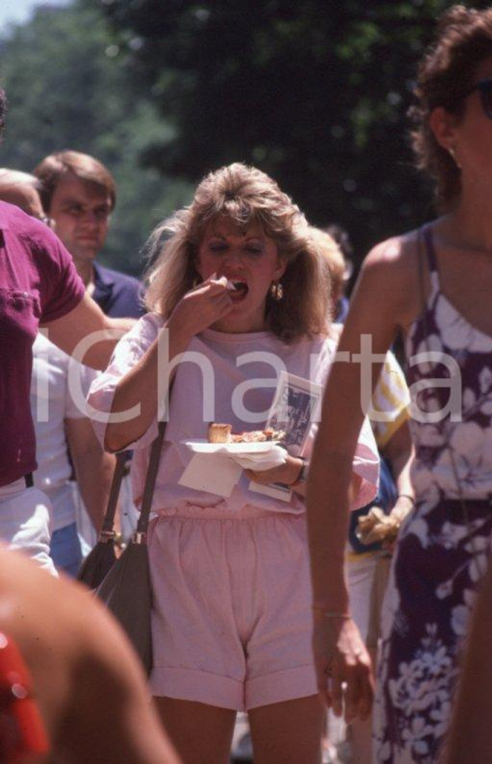 1987 Lee BALTERMAN Summer scenes in CHICAGO *35mm vintage slide 16 Diapositiva originale a colori, in formato 35 mm.Per i diritti rivolgersi a ICharta.ICharta mette in vendita, sul negozio eBay e in esclusiva sul sito "icharta" il proprio archivio composto da numerose diapositive e negativi fotografici d'epoca, tutti originali e autentici.Si tratta di uno sguardo inedito sull'attualità, la politica, la vita quotidiana, il gossip e la cultura, che fotografa il cambiamento della nazione (e non solo) tra il 1890 ed il 1990 circa. Un'occasione unica per il mercato del collezionismo, che vede finalmente disponibile un archivio eccezionale per vastità, tematiche e condizioni, in un settore (il negativo fotografico e la diapositiva) di assoluta novità e dalle interessanti prospettive di investimento. CONDIZIONI:FAIR/discretoFORMATO: 35mm originale e autentica 1