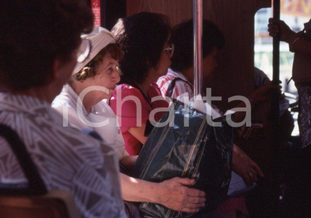 1987 CHICAGO Lee BALTERMAN Portrait on the bus *35mm vintage slide 19 Diapositiva originale a colori, in formato 35 mm.Per i diritti rivolgersi a ICharta.ICharta mette in vendita, sul negozio eBay e in esclusiva sul sito "icharta" il proprio archivio composto da numerose diapositive e negativi fotografici d'epoca, tutti originali e autentici.Si tratta di uno sguardo inedito sull'attualità, la politica, la vita quotidiana, il gossip e la cultura, che fotografa il cambiamento della nazione (e non solo) tra il 1890 ed il 1990 circa. Un'occasione unica per il mercato del collezionismo, che vede finalmente disponibile un archivio eccezionale per vastità, tematiche e condizioni, in un settore (il negativo fotografico e la diapositiva) di assoluta novità e dalle interessanti prospettive di investimento. CONDIZIONI:FAIR/discretoFORMATO: 35mm originale e autentica 1