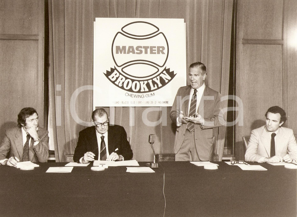 Fotografia d epoca originale 1980 MILANO Carlo DELLA VIDA presenta BROOKLYN MASTERS Tennis Tournament Foto 1