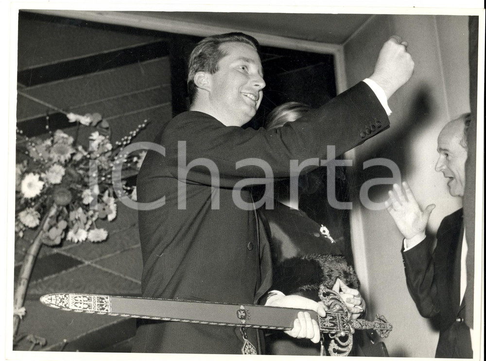 Fotografia d epoca originale 1961 BRUXELLES Principe Alberto con la spada di Charlton HESTON  El Cid 1