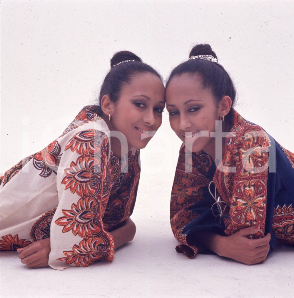 1974 Antonella e Nadia COCCONCELLI photoshoot DIAPOSITIVA ORIGINALE 14 Diapositiva originale a colori su pellicola.Per i diritti rivolgersi a ICharta.ICharta mette in vendita, sul negozio eBay e in esclusiva sul sito "icharta" il proprio archivio composto da numerose diapositive e negativi fotografici d'epoca, tutti originali e autentici.Si tratta di uno sguardo inedito sull'attualità, la politica, la vita quotidiana, il gossip e la cultura, che fotografa il cambiamento della nazione (e non solo) tra il 1890 ed il 1990 circa. Un'occasione unica per il mercato del collezionismo, che vede finalmente disponibile un archivio eccezionale per vastità, tematiche e condizioni, in un settore (il negativo fotografico e la diapositiva) di assoluta novità e dalle interessanti prospettive di investimento. CONDIZIONI:FAIR/discretoFORMATO: cm 6 x 6 originale e autentica 1