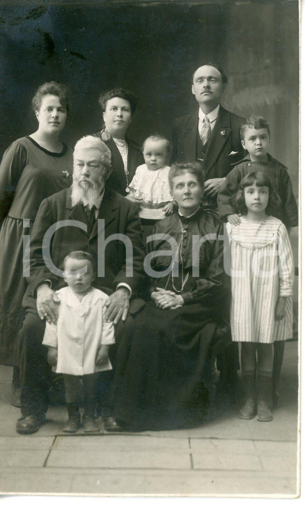 1919 PARMA Nonni con figli e nipoti - Foto di famiglia 8x13 cm Fotografia d'epoca in formato cartolina postale. Nota manoscritta al verso.  CONDIZIONI:FAIR/discreto Lievi smussature agli angoliFORMATO: 8x13 cm originale e autentica 1