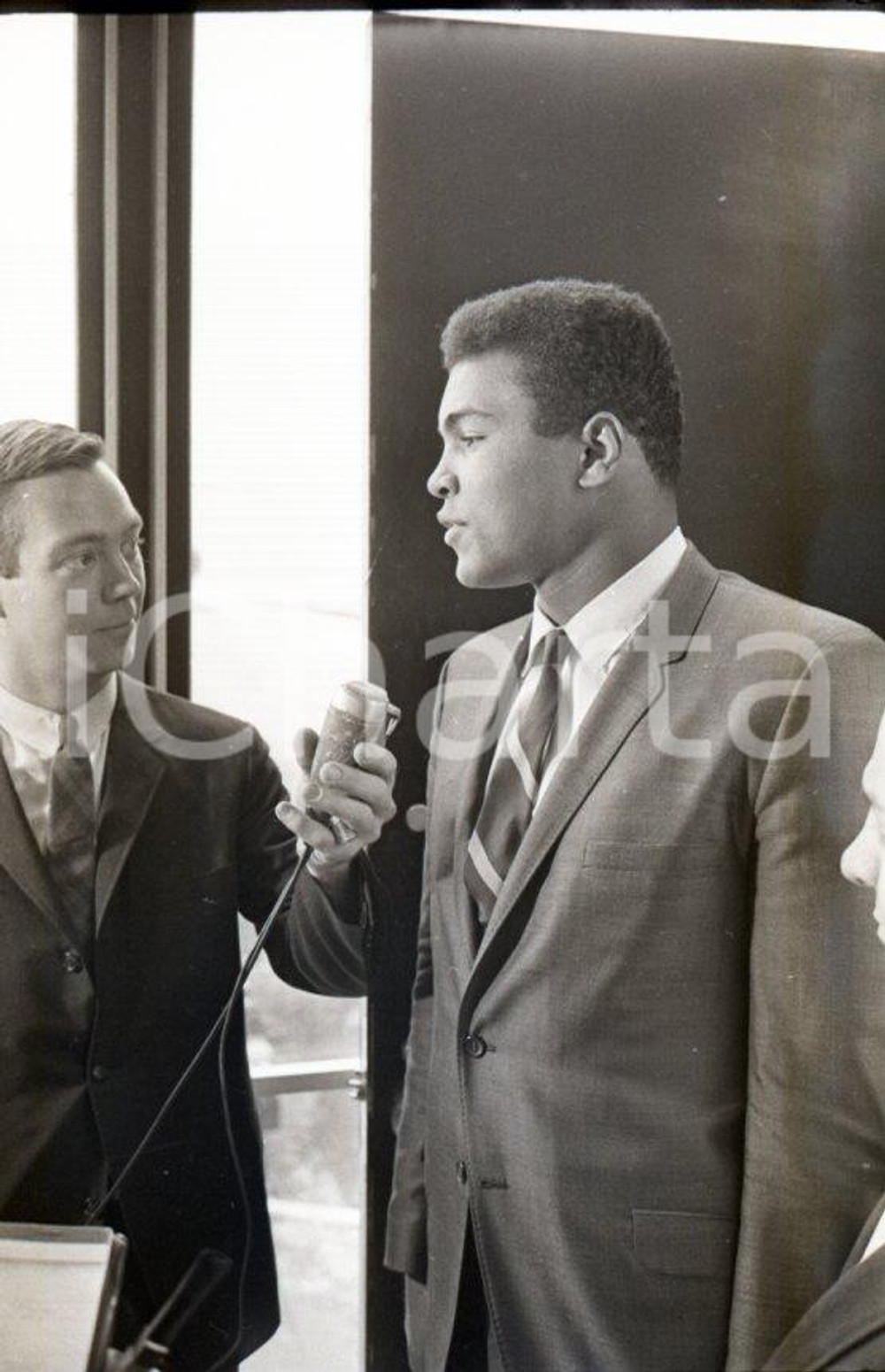 1967 CHIGAGO Cassius CLAY - Muhammad Ali at O'Hare Airport NEGATIVO ORIGINALE 1 Negativo originale in bianco e nero, in formato 35mm.Per i diritti rivolgersi a ICharta.ICharta mette in vendita, sul negozio eBay e in esclusiva sul sito "icharta" il proprio archivio composto da numerose diapositive e negativi fotografici d'epoca, tutti originali e autentici.Si tratta di uno sguardo inedito sull'attualità, la politica, la vita quotidiana, il gossip e la cultura, che fotografa il cambiamento della nazione (e non solo) tra il 1890 ed il 1990 circa. Un'occasione unica per il mercato del collezionismo, che vede finalmente disponibile un archivio eccezionale per vastità, tematiche e condizioni, in un settore (il negativo fotografico e la diapositiva) di assoluta novità e dalle interessanti prospettive di investimento. CONDIZIONI:FAIR/discretoFORMATO: 35mm originale e autentica 1