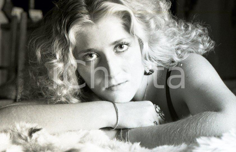 1974 USA Siva CASSIE portrait  *NEGATIVO ORIGINALE 1 Negativo originale in bianco e nero, in formato 35mm.Per i diritti rivolgersi a ICharta.ICharta mette in vendita, sul negozio eBay e in esclusiva sul sito "icharta" il proprio archivio composto da numerose diapositive e negativi fotografici d'epoca, tutti originali e autentici.Si tratta di uno sguardo inedito sull'attualità, la politica, la vita quotidiana, il gossip e la cultura, che fotografa il cambiamento della nazione (e non solo) tra il 1890 ed il 1990 circa. Un'occasione unica per il mercato del collezionismo, che vede finalmente disponibile un archivio eccezionale per vastità, tematiche e condizioni, in un settore (il negativo fotografico e la diapositiva) di assoluta novità e dalle interessanti prospettive di investimento. CONDIZIONI:FAIR/discretoFORMATO: 35mm originale e autentica 1