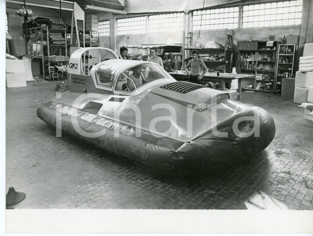 1970 ca ITALIA Hovercraft sperimentale GM2 - Foto 24x18 cm Fotografia d'agenzia. CONDIZIONI:FAIR/discreto Lievi gualcitureFORMATO: 24x18 cm originale e autentica 1