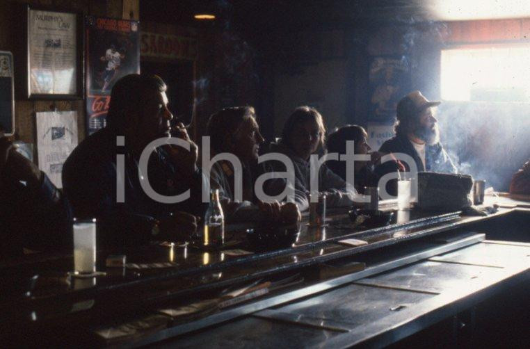 1986 Lee BALTERMAN interior of a pub in Chicago *35mm vintage slide Diapositiva originale a colori, in formato 35 mm.Per i diritti rivolgersi a ICharta.ICharta mette in vendita, sul negozio eBay e in esclusiva sul sito "icharta" il proprio archivio composto da numerose diapositive e negativi fotografici d'epoca, tutti originali e autentici.Si tratta di uno sguardo inedito sull'attualità, la politica, la vita quotidiana, il gossip e la cultura, che fotografa il cambiamento della nazione (e non solo) tra il 1890 ed il 1990 circa. Un'occasione unica per il mercato del collezionismo, che vede finalmente disponibile un archivio eccezionale per vastità, tematiche e condizioni, in un settore (il negativo fotografico e la diapositiva) di assoluta novità e dalle interessanti prospettive di investimento. CONDIZIONI:FAIR/discretoFORMATO: 35mm originale e autentica 1