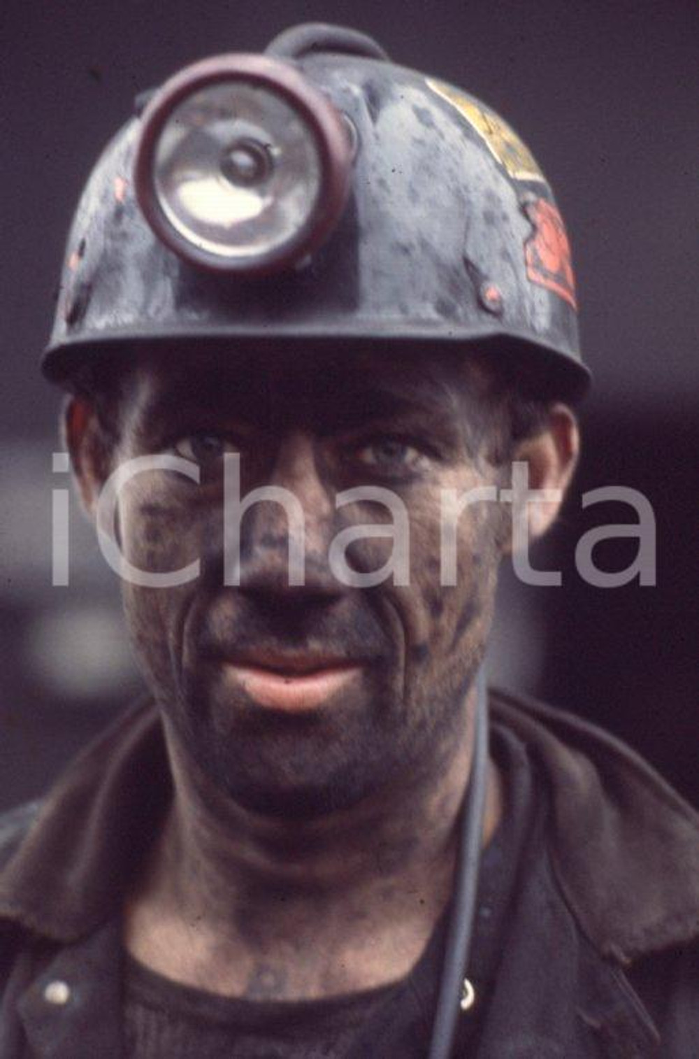 1980 ca Lee BALTERMAN portrait of a miner *35mm vintage slide Diapositiva originale a colori, in formato 35 mm.Per i diritti rivolgersi a ICharta.ICharta mette in vendita, sul negozio eBay e in esclusiva sul sito "icharta" il proprio archivio composto da numerose diapositive e negativi fotografici d'epoca, tutti originali e autentici.Si tratta di uno sguardo inedito sull'attualità, la politica, la vita quotidiana, il gossip e la cultura, che fotografa il cambiamento della nazione (e non solo) tra il 1890 ed il 1990 circa. Un'occasione unica per il mercato del collezionismo, che vede finalmente disponibile un archivio eccezionale per vastità, tematiche e condizioni, in un settore (il negativo fotografico e la diapositiva) di assoluta novità e dalle interessanti prospettive di investimento. CONDIZIONI:FAIR/discretoFORMATO: 35mm originale e autentica 1