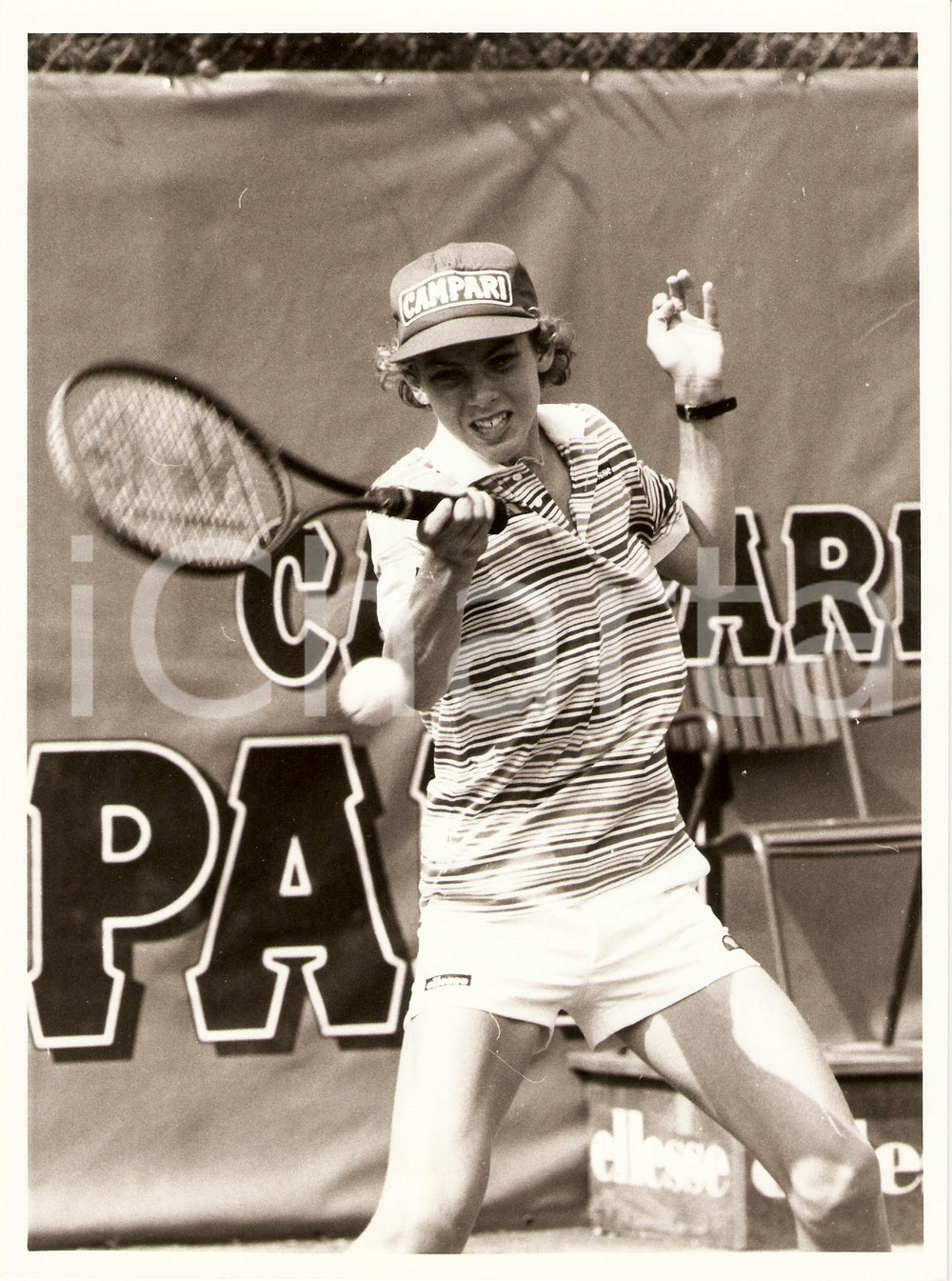 Fotografia d epoca originale 1985 ca BRASILE Tennis Jaime ONCINS durante un match Sponsor CAMPARI Fotografia 1