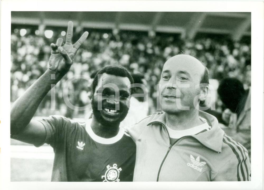 Fotografia d epoca originale 1980 ca CALCIO Nazionale CAMERUN Roger MILLA con allenatore Branco ZUTIC Foto 1