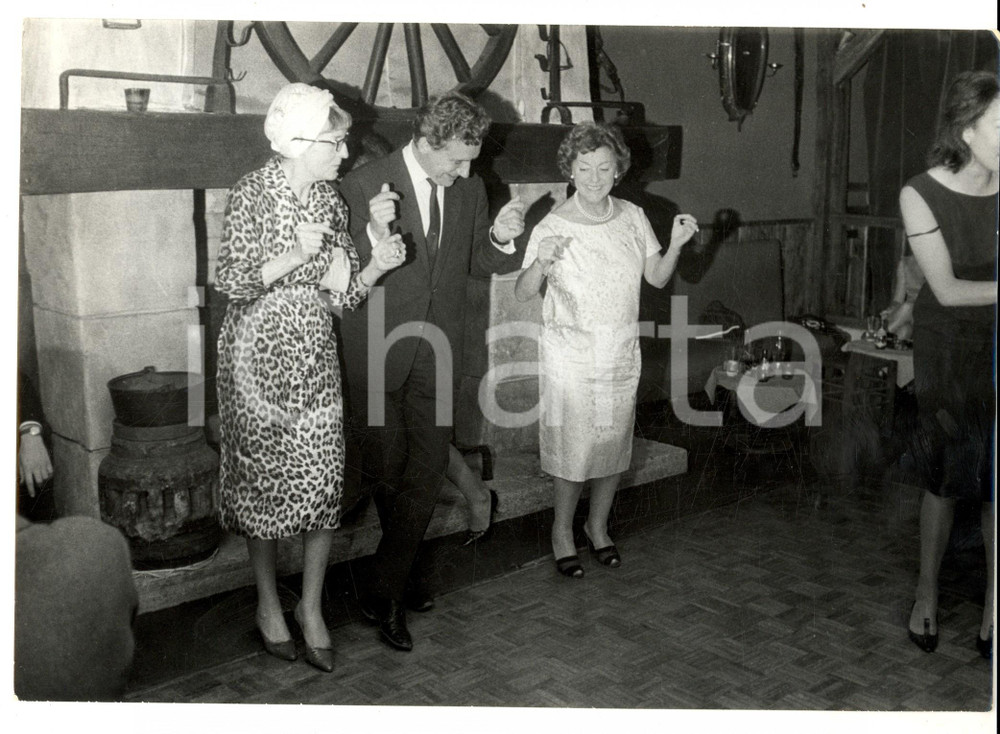 Fotografia d epoca originale 1960 ca PARIS Pierre PERRIN danza con la madre e Gaby MORLAY Fotografia 1