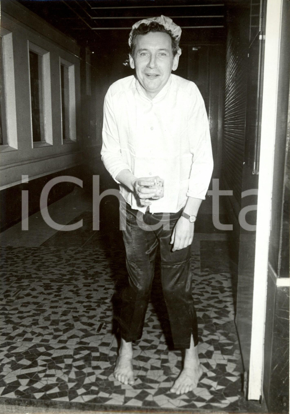 Fotografia d epoca originale 1960 ca PARIS ? Cantante Pierre PERRIN ubriaco con cuffia da doccia Foto 1