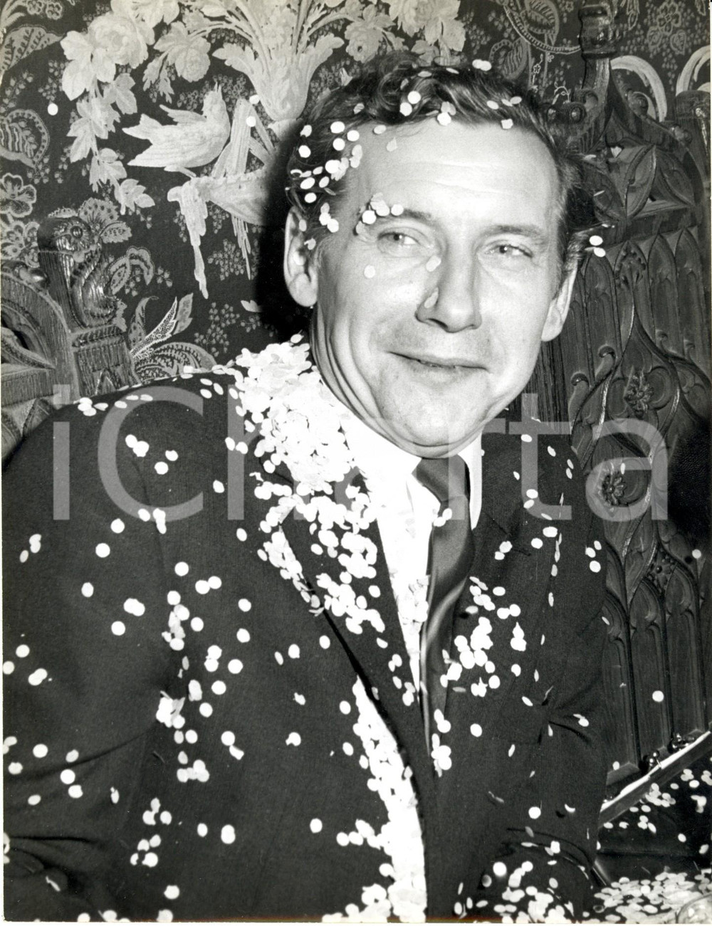 Fotografia d epoca originale 1960 ca PARIS Cantante Pierre PERRIN ricoperto di coriandoli Fotografia 1
