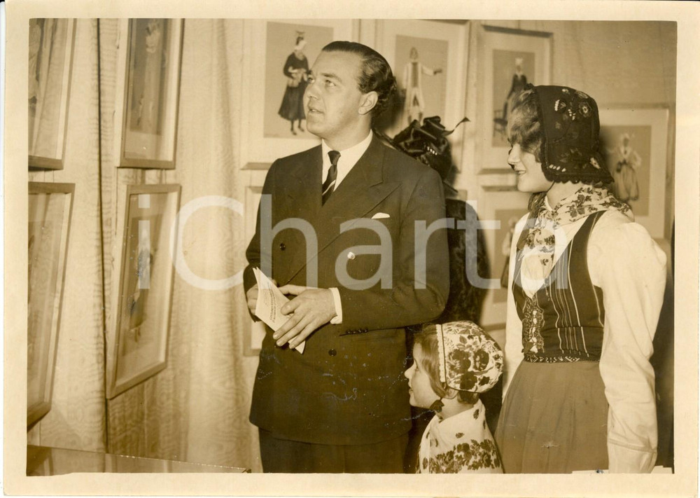 Fotografia d epoca originale 1939 PARIS Bertil di SVEZIA visita mostra con ragazze in costume popolare 2 1