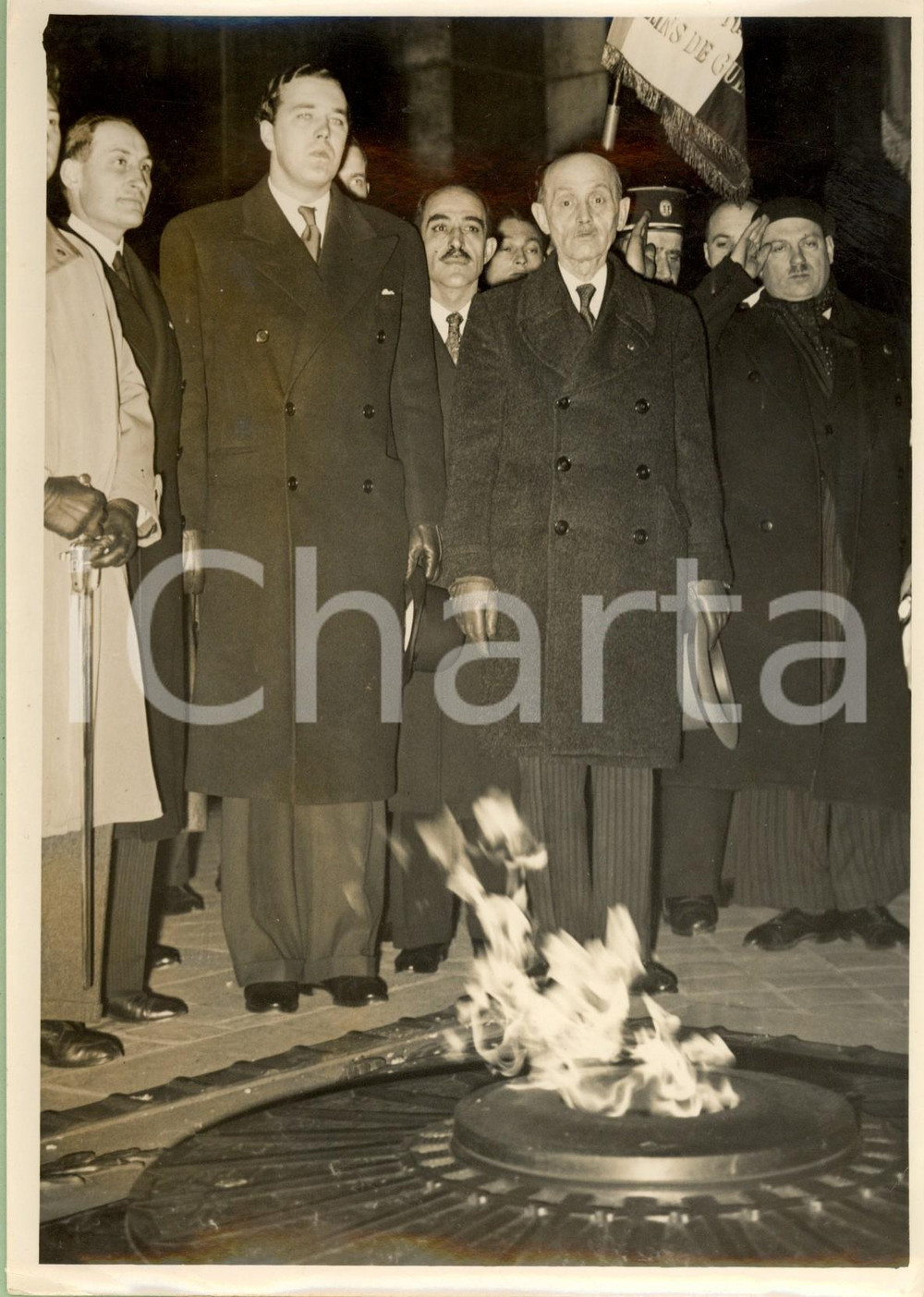 Fotografia d epoca originale 1939 PARIS ARC DE TRIOMPHE Principe Bertil di SVEZIA  Cerimonia della fiamma 1