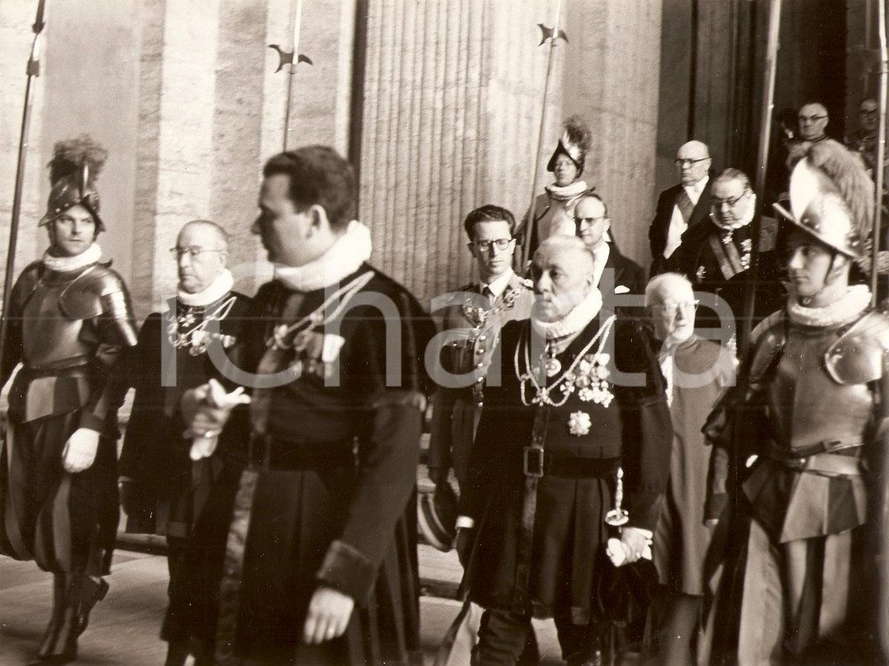 Fotografia d epoca originale 1961 CITTA  DEL VATICANO Baldovino del BELGIO con il collare ORDINE DI CRISTO 3 1