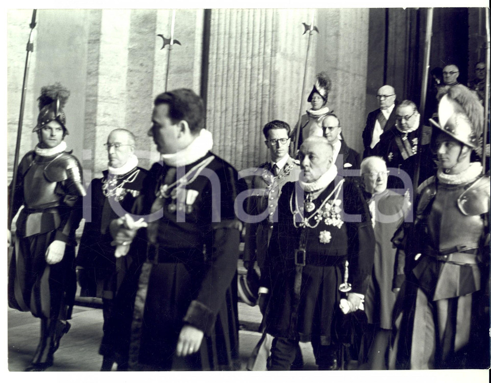 Fotografia d epoca originale 1961 CITTA  DEL VATICANO Baldovino del BELGIO con il collare ORDINE DI CRISTO 1 1
