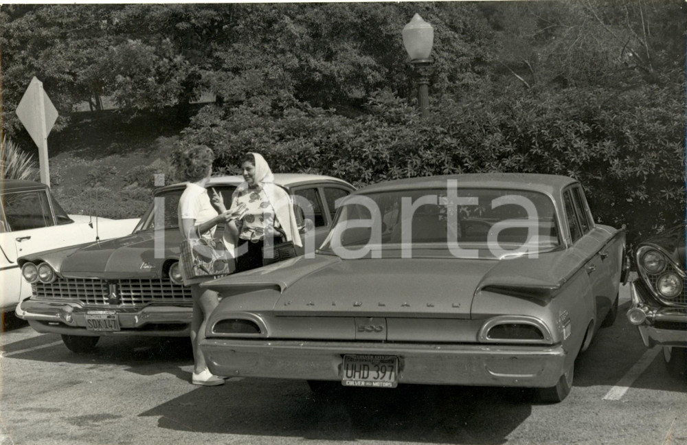 Fotografia d epoca originale 1960 HOLLYWOOD SORAYA di PERSIA con un amica davanti a una Ford FAIRLANE Foto 1