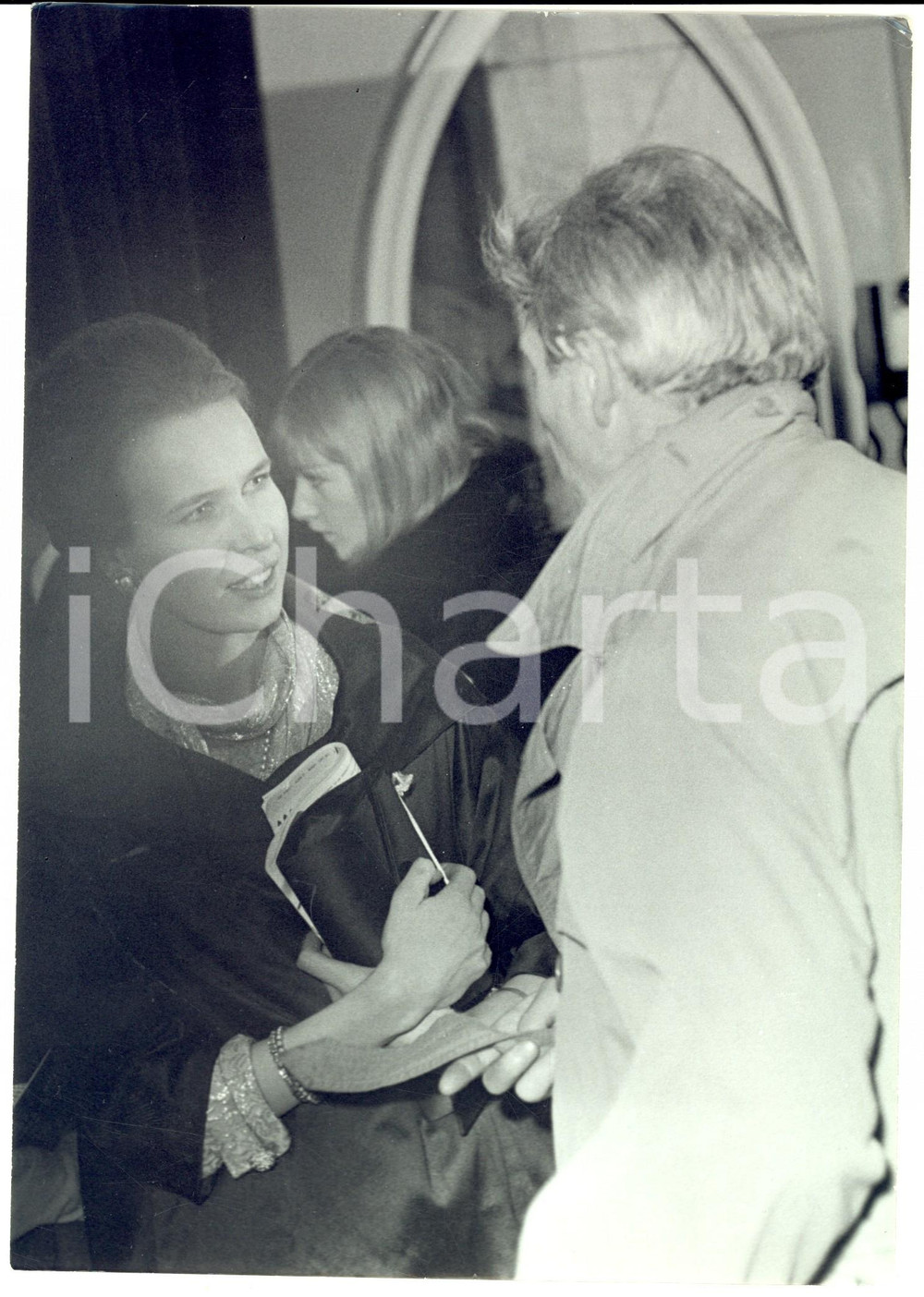 Fotografia d epoca originale 1960 ca PARIS ? Maria Gabriella di SAVOIA  e Catherine SPAAK a una serata 3 1