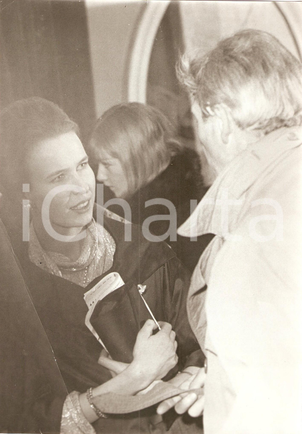 Fotografia d epoca originale 1960 ca PARIS ? Maria Gabriella di SAVOIA  e Catherine SPAAK a una serata 4 1