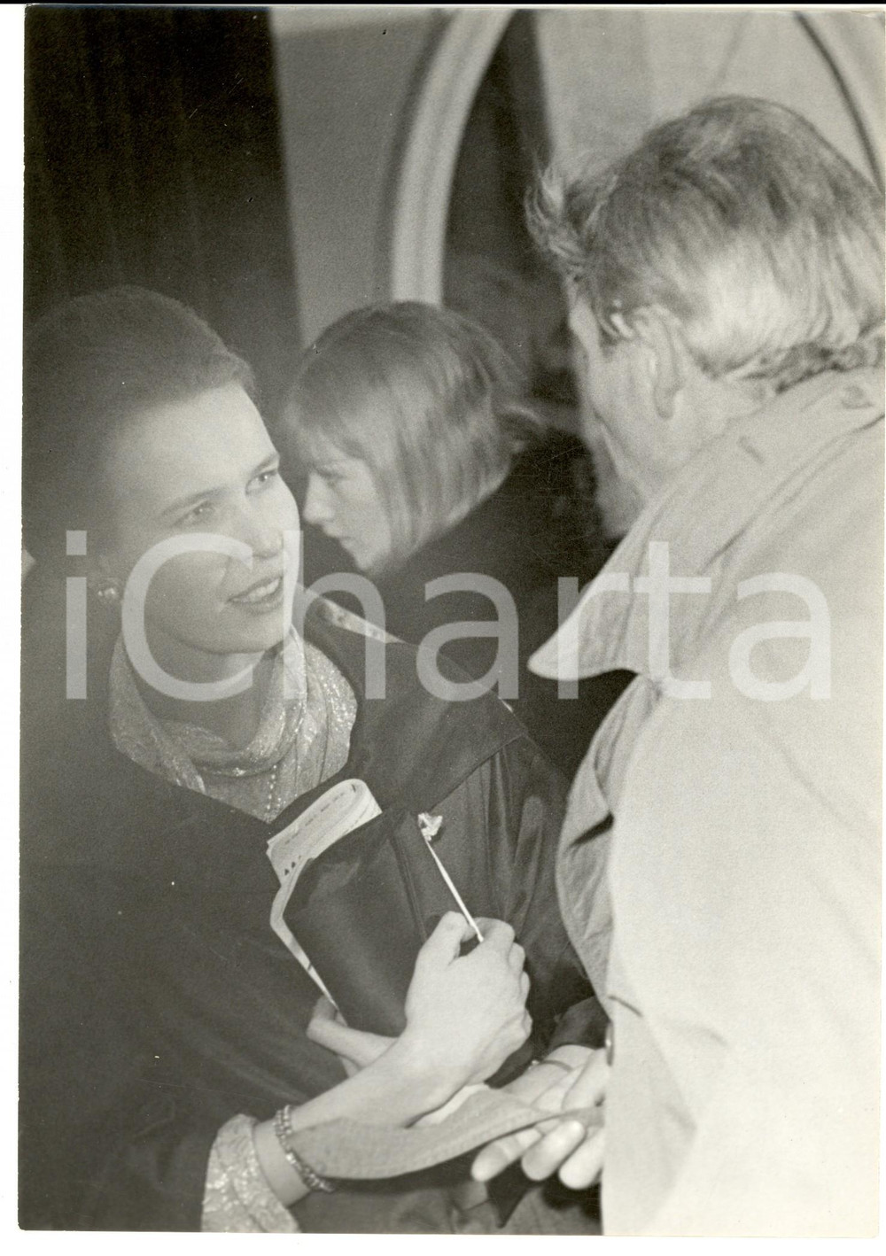 Fotografia d epoca originale 1960 ca PARIS ? Maria Gabriella di SAVOIA  e Catherine SPAAK a una serata 2 1