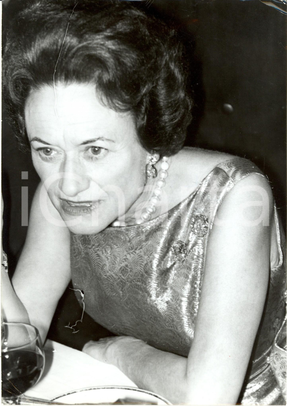 Fotografia d epoca originale 1960 ca PARIS Wallis SIMPSON a tavola in abito da sera e collana di perle 2 1