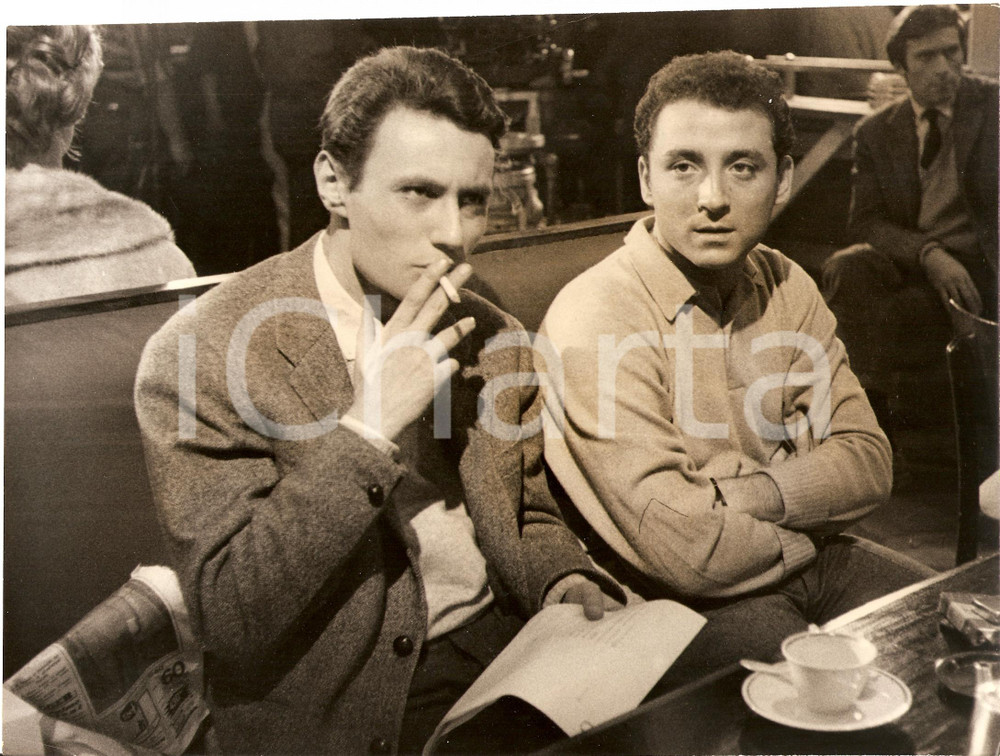 Fotografia d epoca originale 1961 LA BRIDE SUR LE COU Claude BRASSEUR Michel SUBOR leggono copione  Foto 2 1